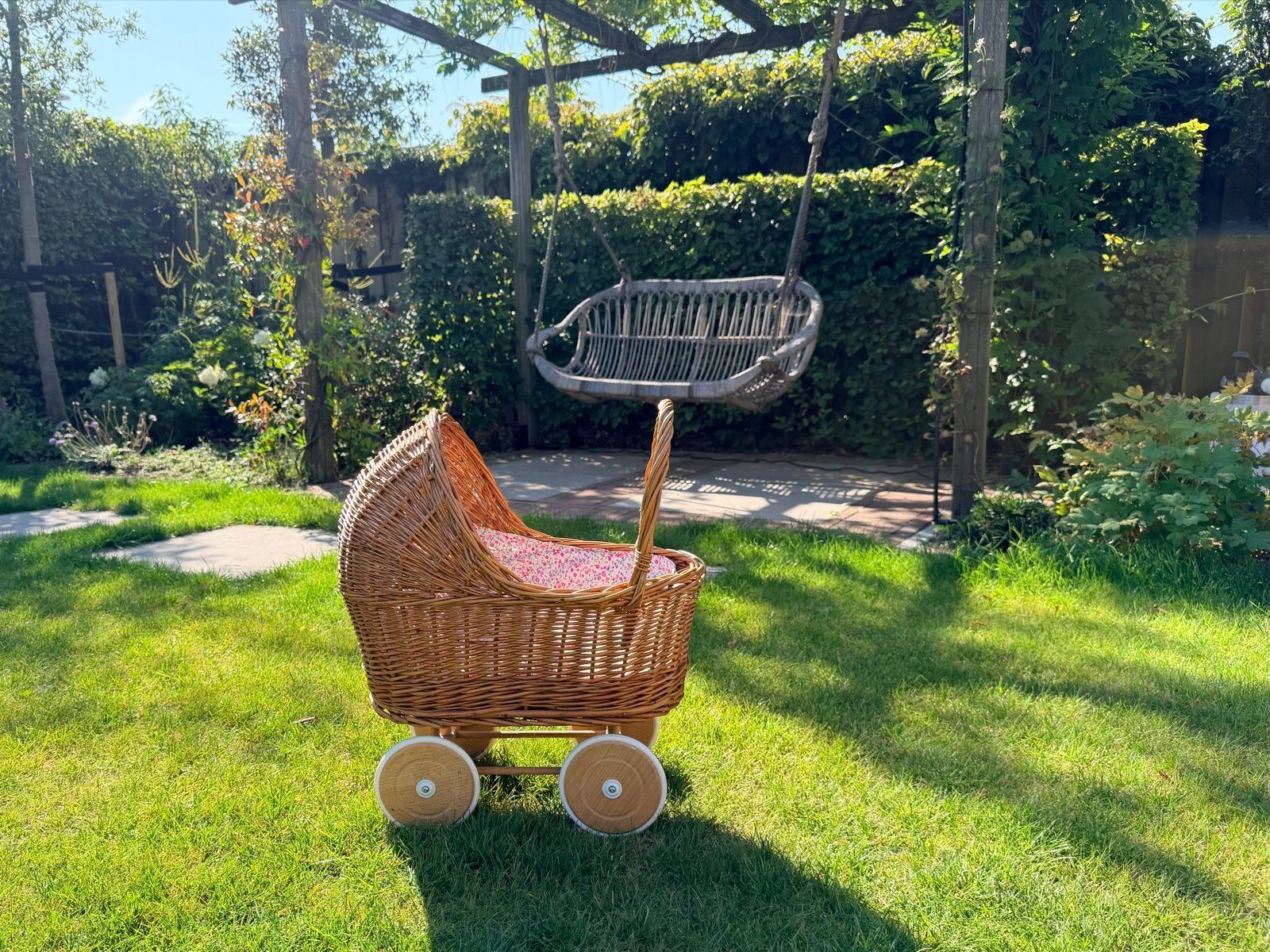 Poppenwagen riet met kussen en deken - Zo goed als nieuw, Ophalen, Zo goed als nieuw, Overige typen