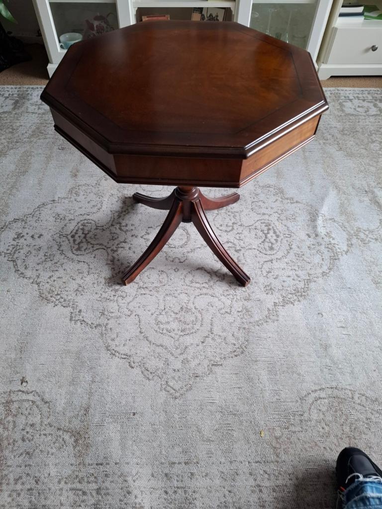 Antieke achthoekige salontafel, Ophalen