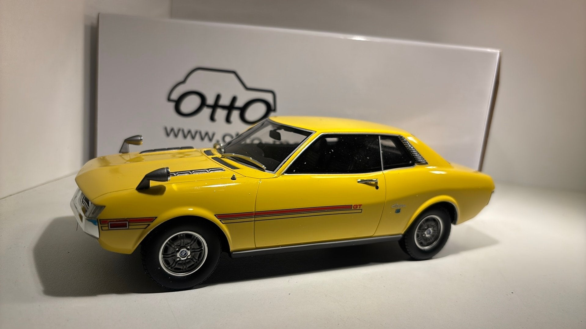 Toyota Celica gt coupe yellow otto mobile 1.18, Hobby en Vrije tijd, Modelauto's | 1:18, OttOMobile, Ophalen of Verzenden, A, A