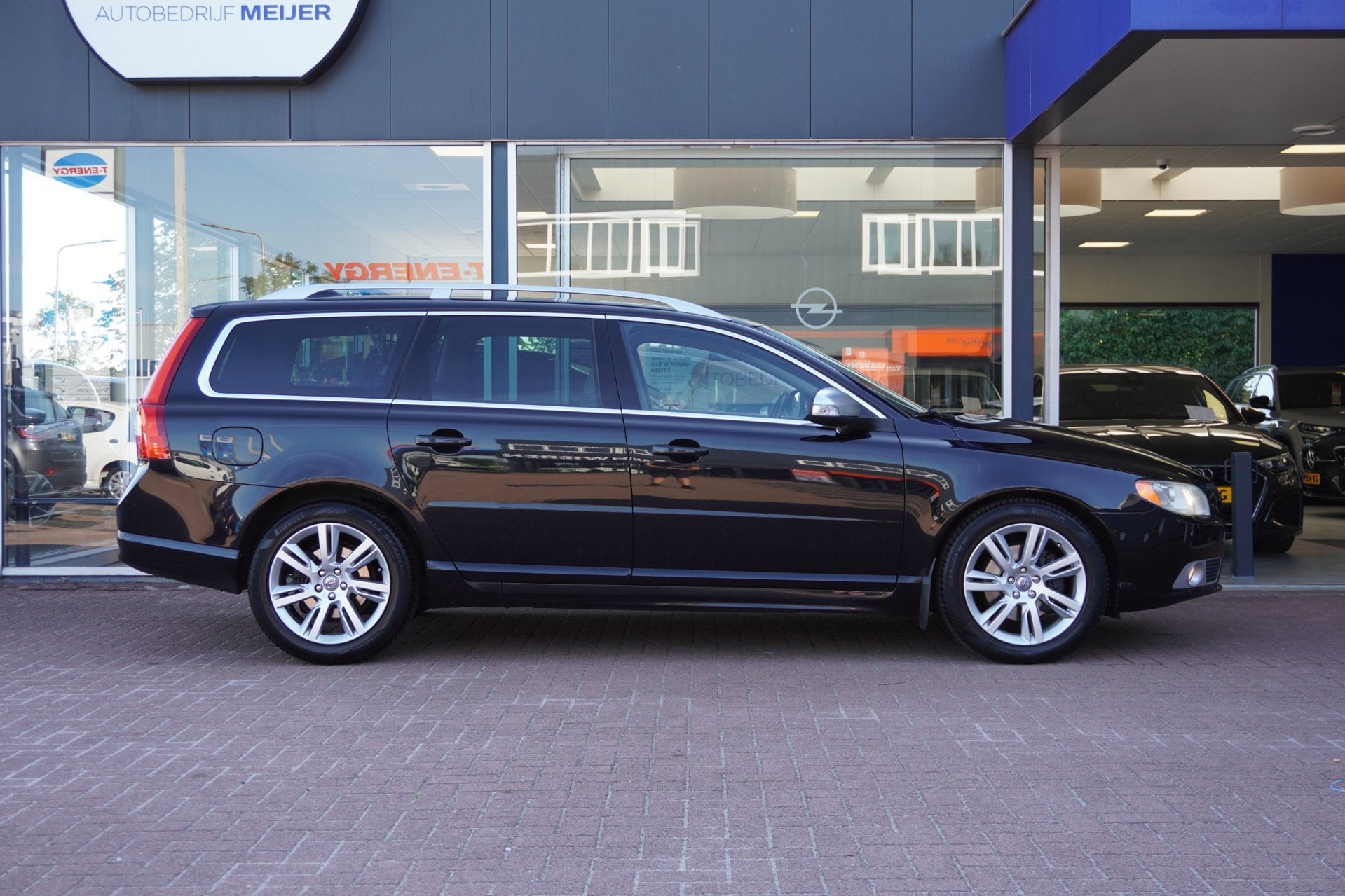 Volvo V70 2.5T Kinetic | Handgeschakeld | Airco | Navigatie, Gebruikt, Handgeschakeld, Grijs, 1600 kg
