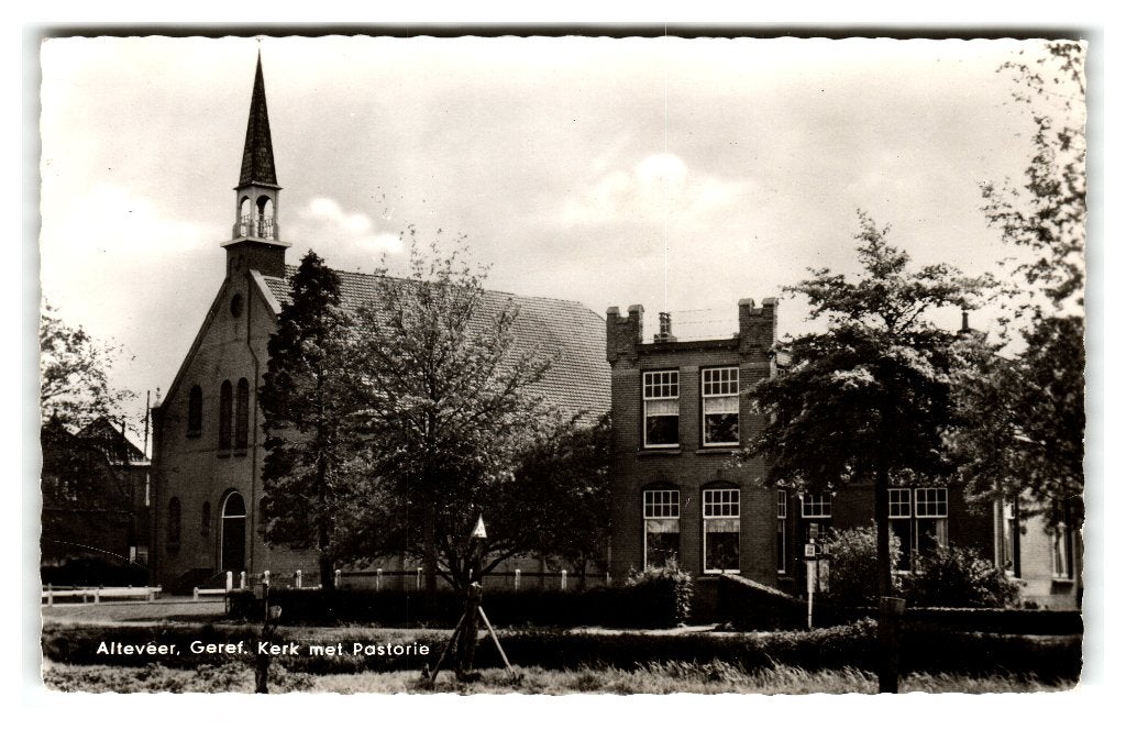 Alteveer (bij Hoogeveen), Geref.Kerk met Pastorie, Verzamelen, Ansichtkaarten | Nederland, Verzenden, 1940 tot 1960, Ongelopen