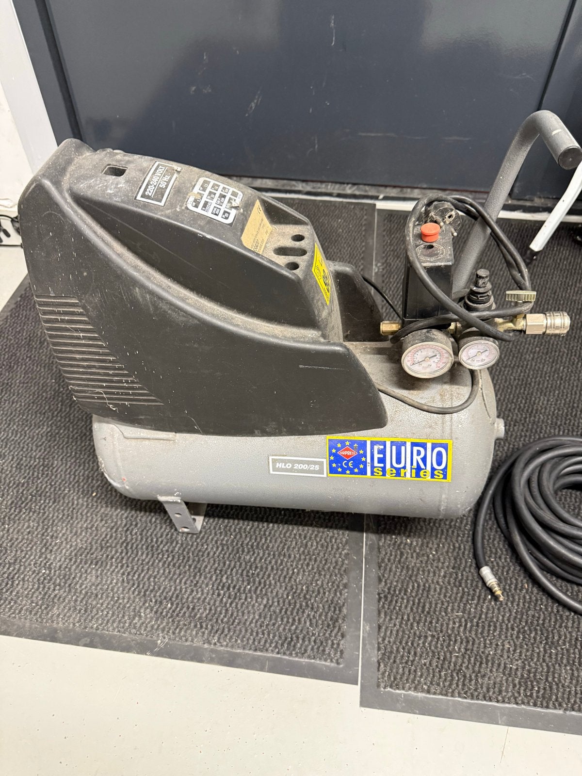 Compressor HLO 200-25 met luchtpistool en slang, Ophalen, Gebruikt, 6 tot 10 bar, 25 tot 100 liter