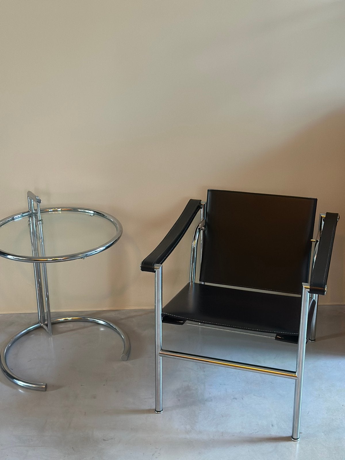 Cassina LC 1 stoel & Classicon Eileen Gray bijzettafel, Ophalen, Zo goed als nieuw, Eén