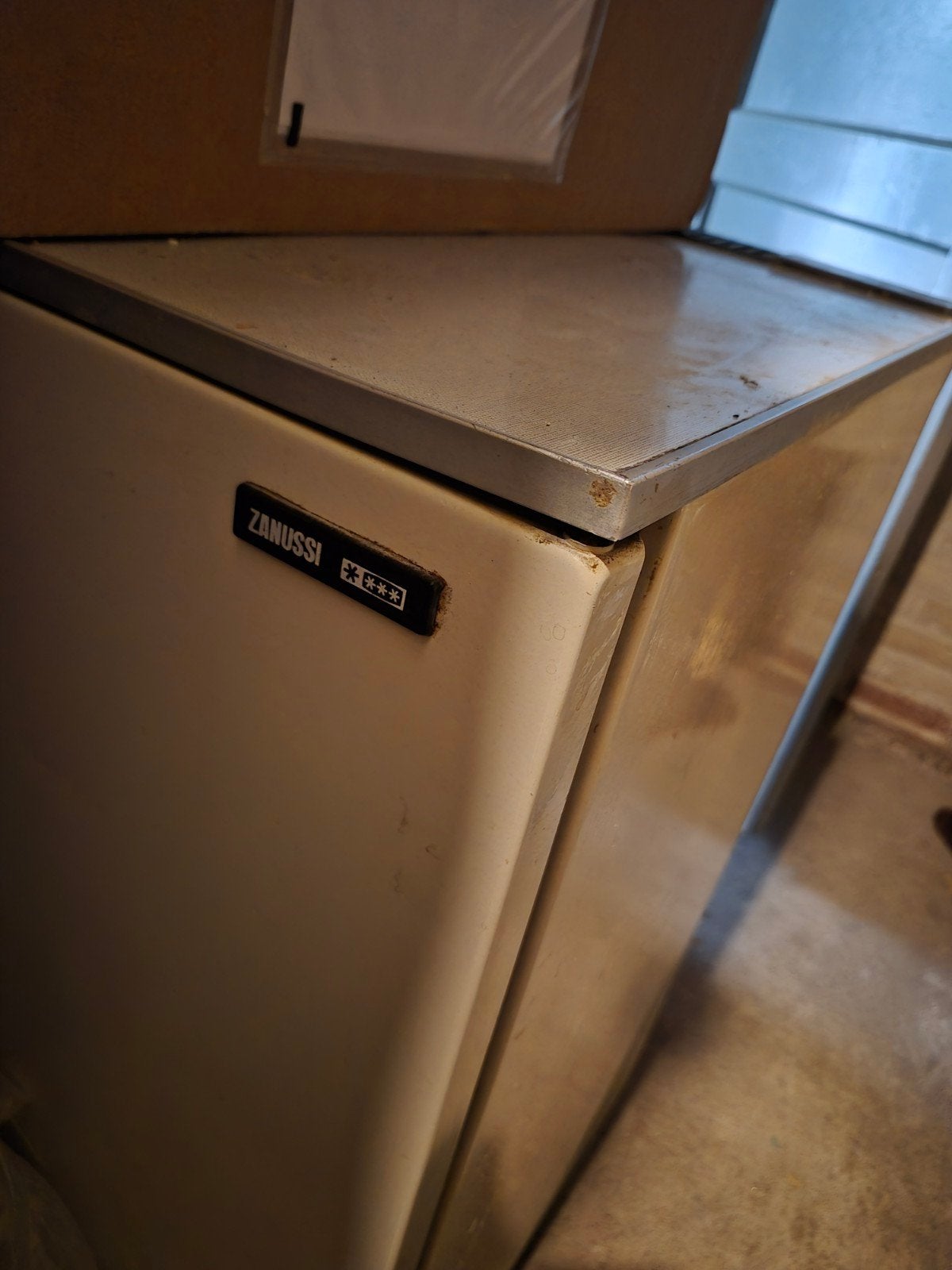 Genuine leather sofa , mini fridge and bicycle for 5 euros, Huis en Inrichting, Ophalen, Zo goed als nieuw, Minder dan 150 cm
