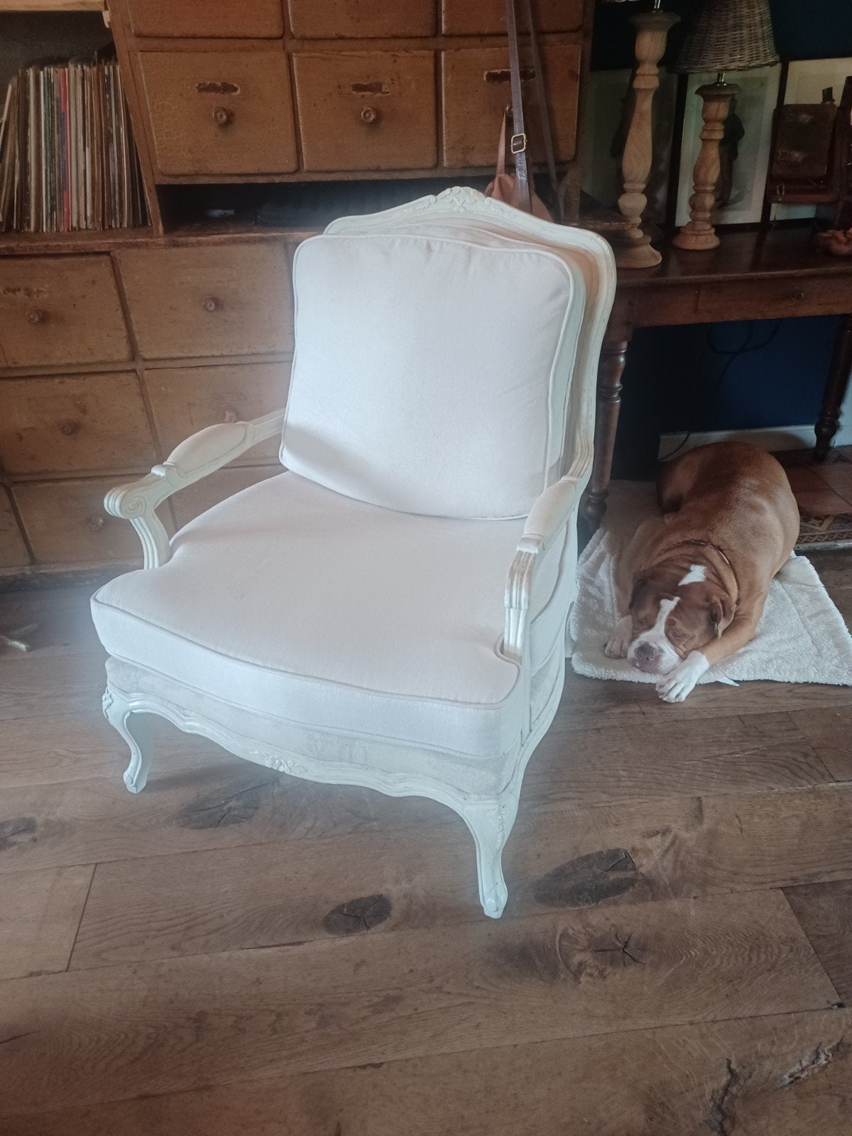 Elegante fauteuil in Franse stijl met lichte bekleding, Ophalen of Verzenden