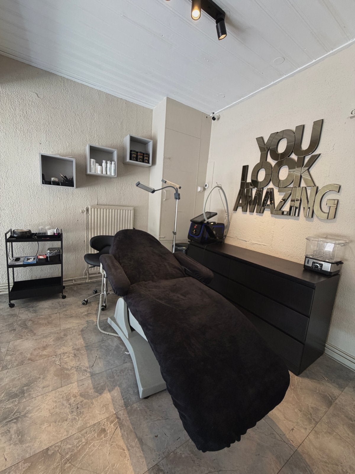 TE HUUR: volledig ingerichte salon/behandel/praktijk ruimte!