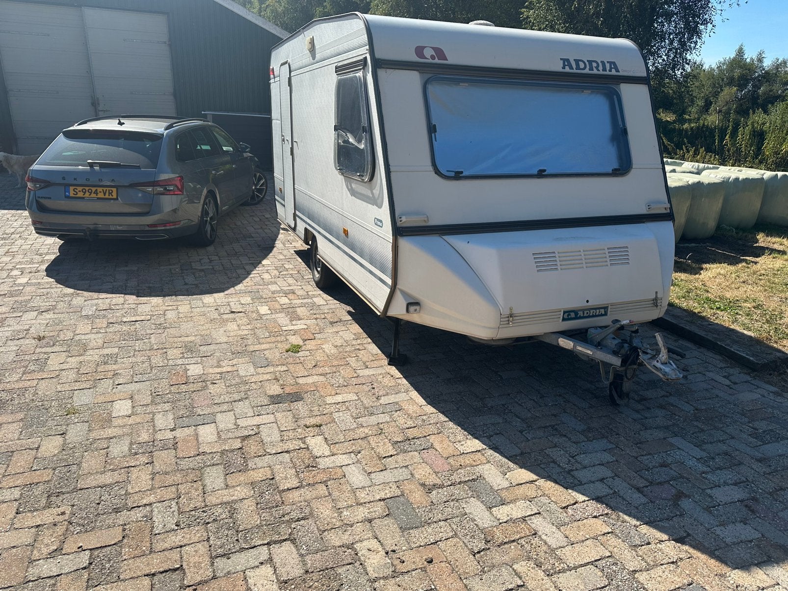 Mooie Adria 4153CE te koop met stapelbed, Caravans en Kamperen, Bedrijf, 4 tot 5 meter, 500 - 750 kg, Vast bed