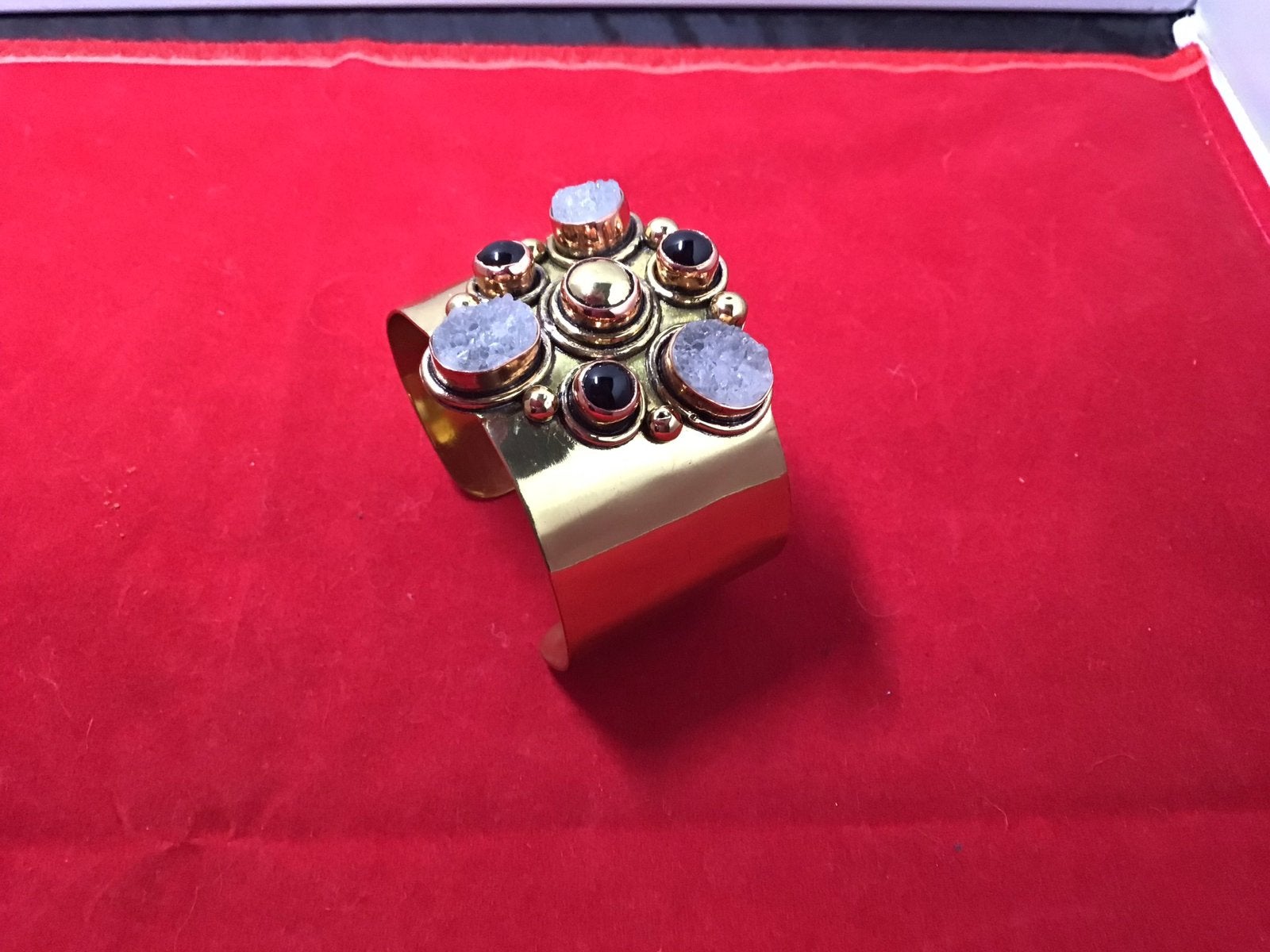Goudkleurige armband met edelsteen,goudkleurig armband breed, Verzenden, Zo goed als nieuw