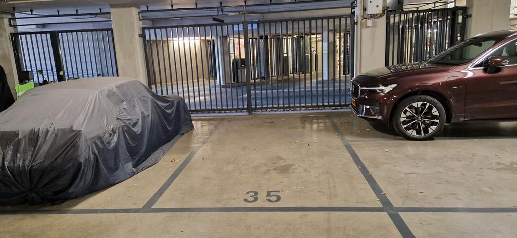 Hillegom een parkeerplaats in afgesloten garage H D plein
