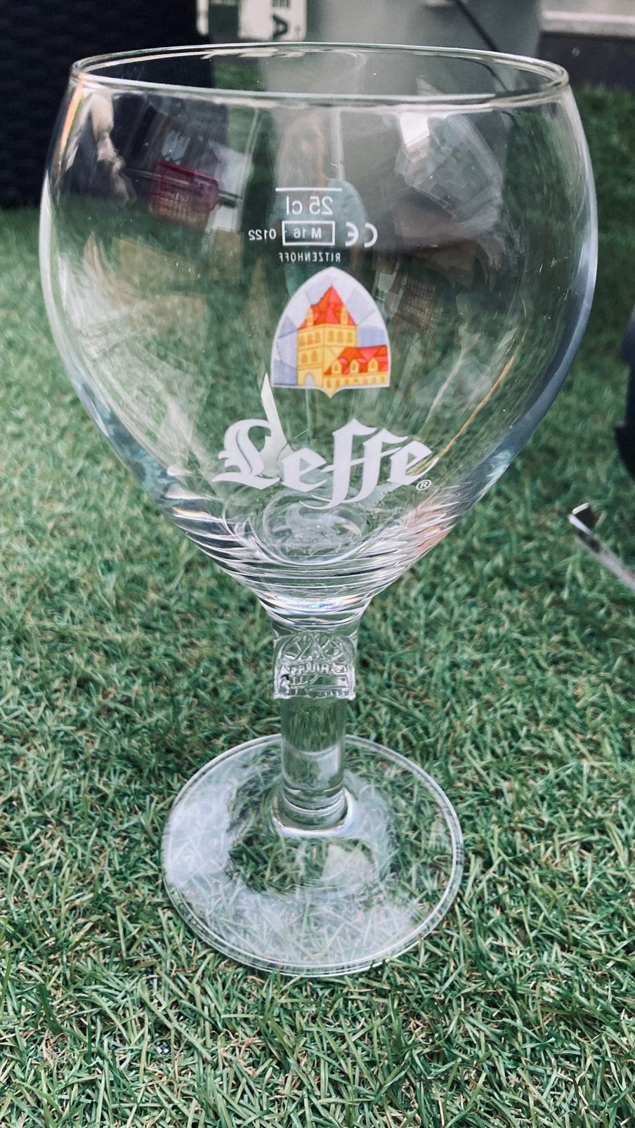 Leffe bierglas met detail in voet, Ophalen of Verzenden, Zo goed als nieuw, Glas of Glazen, Leffe