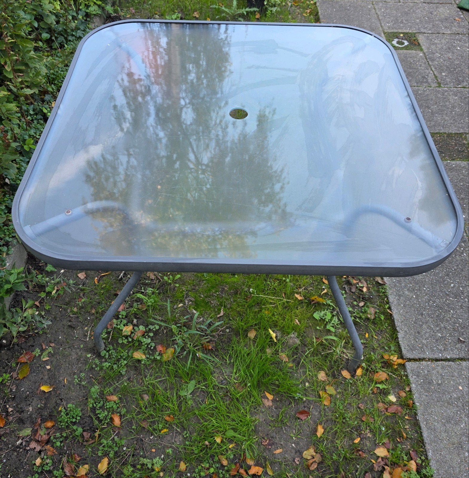 Tuintafel glas met parasolgat en metalen frame, Ophalen, Gebruikt, Vierkant, Metaal