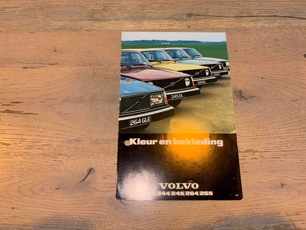 Folder Volvo 242, 244, 245, 264, 265 kleur en bekleding 1977, Ophalen of Verzenden, Gelezen, Volvo