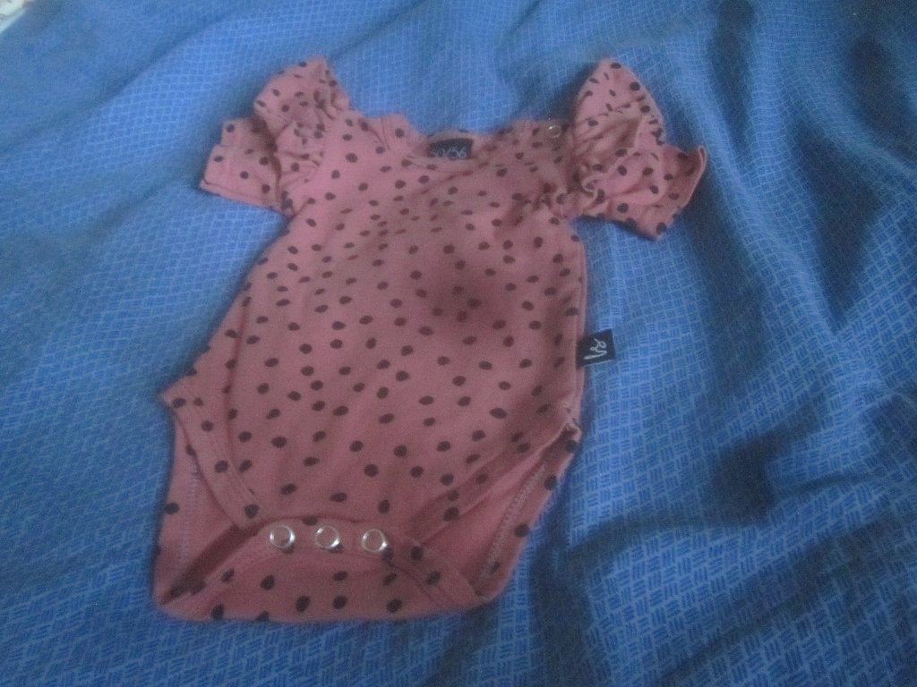 Nw oudroze rompertje met zwarte polkadots Babystyling 50/56, Nacht- of Onderkleding, Meisje, Ophalen of Verzenden, Zo goed als nieuw