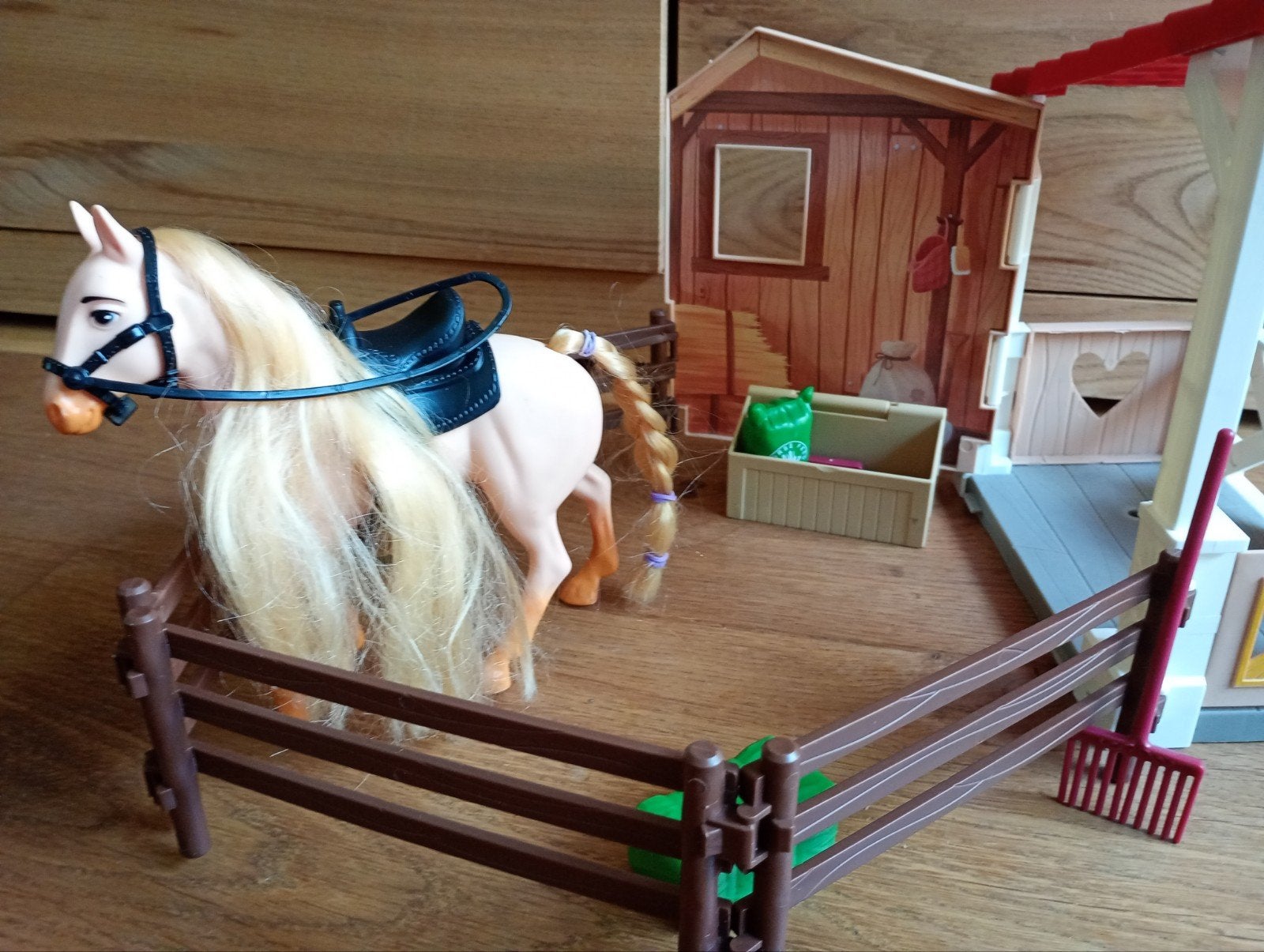 Speelgoed paard met stal en accessoires., Ophalen, Zo goed als nieuw