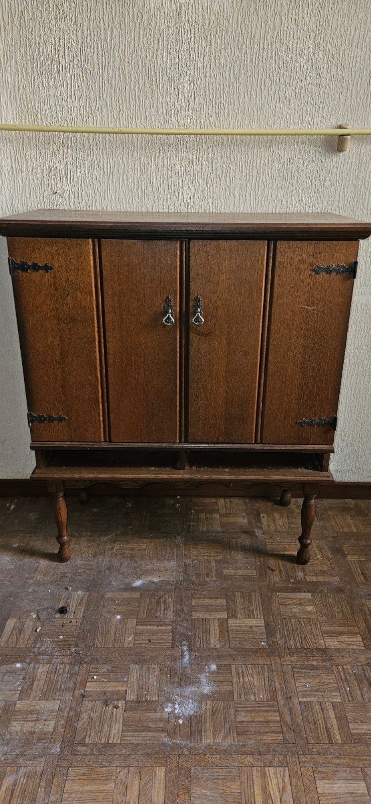Vintage houten kastje met smeedijzeren beslag, Ophalen