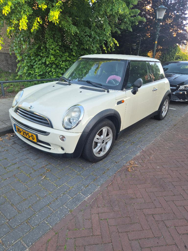 Mini 1.6 16V ONE 2006 Wit, Auto's, 4 cilinders, 4 stoelen, Wit, Handgeschakeld