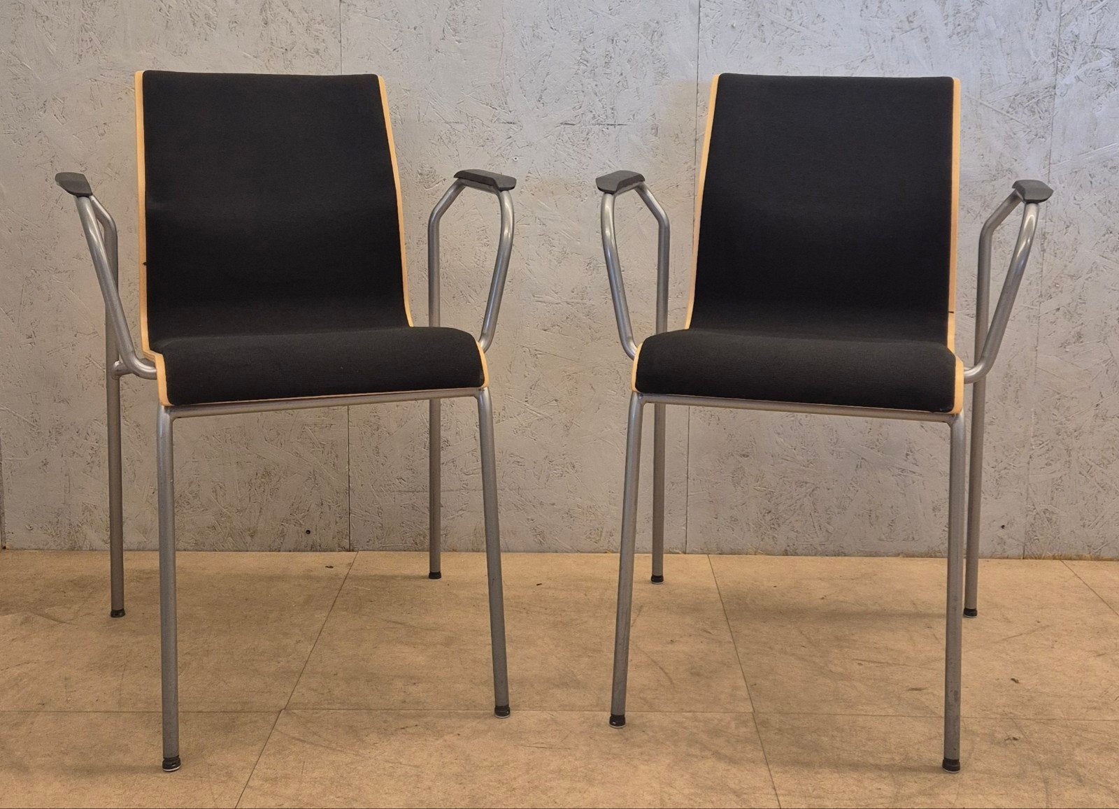 2X Ahrend design vergaderstoelen met armleuningen, Ophalen, Gebruikt, Zwart, N.v.t
