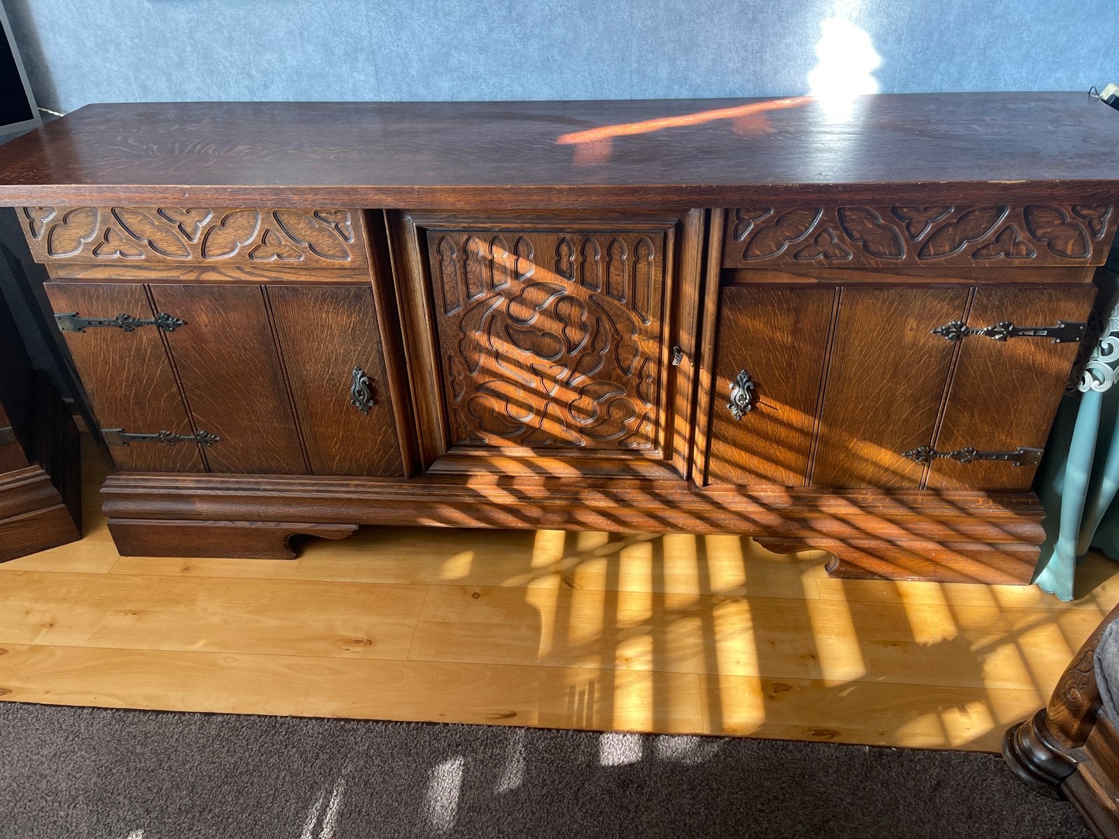 Antiek Eiken Dressoir met Handgesneden Details, Antiek en Kunst, Ophalen
