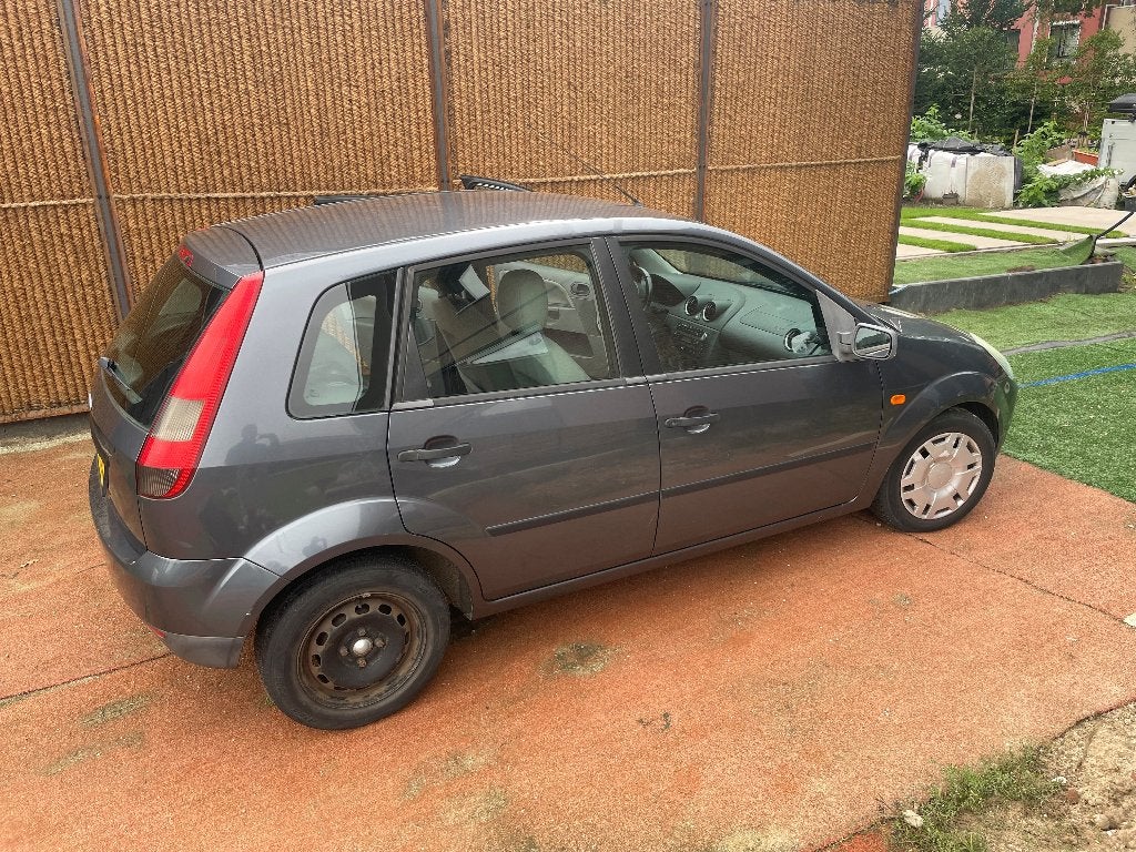 Ford Fiësta 1.3 8V 5DR 2002 Wit, Auto's, 1299 cc, 4 cilinders, Origineel Nederlands, Handgeschakeld