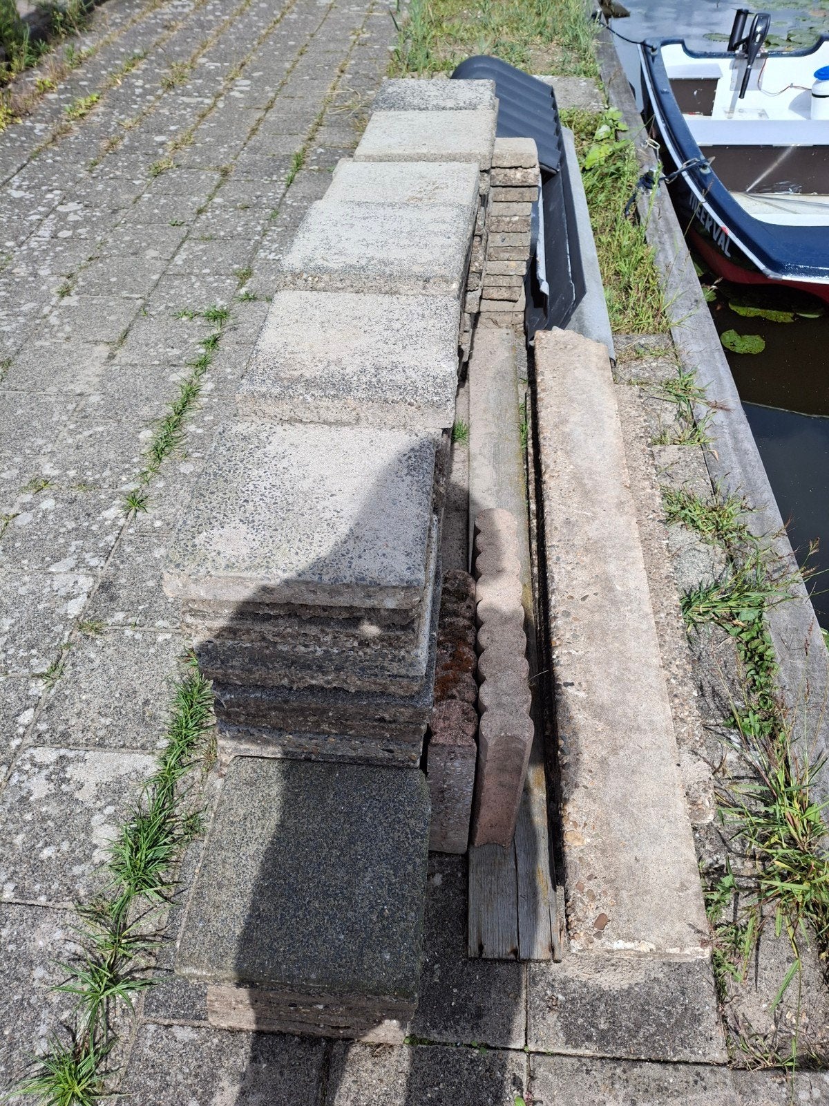 Gratii: gebruikte betontegels en opsluitbanden voor terras o, Tuin en Terras, Ophalen, Gebruikt, 10 m² of meer, Beton