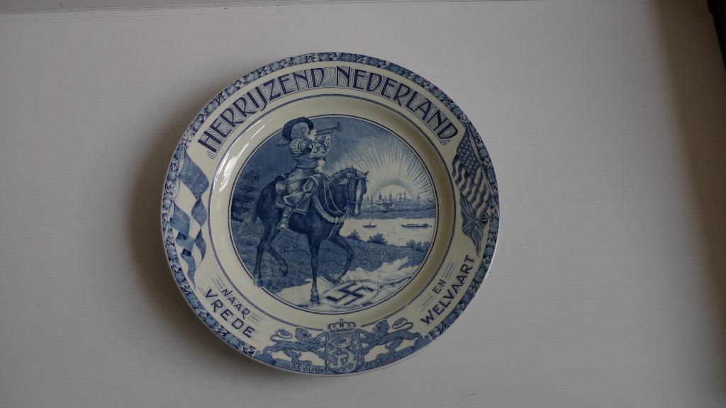 Wandbord Herrijzend Nederland 1945, Antiek en Kunst, Ophalen of Verzenden