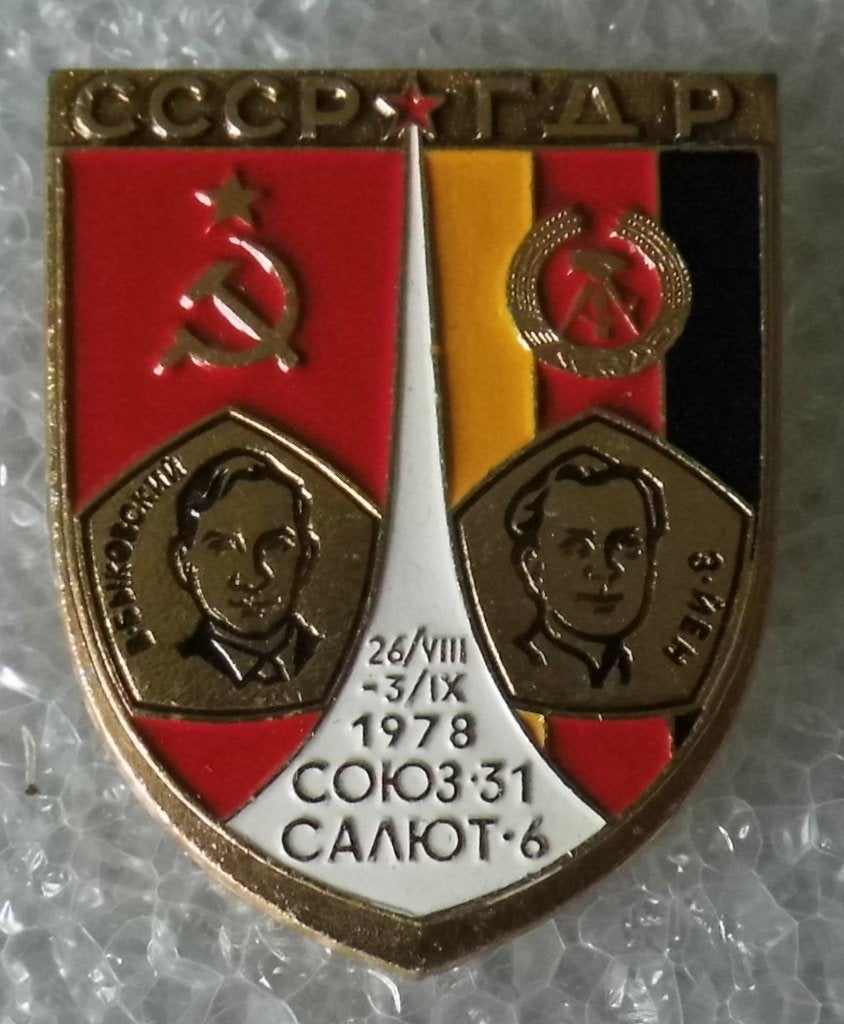 Speld USSR-DDR, ruimtevaartmissie met Soyuz-31 en Salyut-6, Ophalen of Verzenden, Gebruikt, Transport, Speldje of Pin