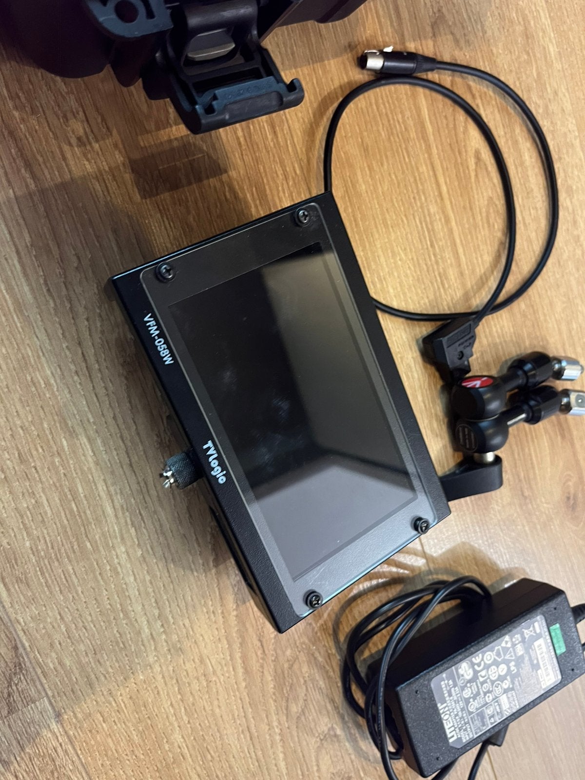 TVLogic VFM-058W monitor 5.6 + case, Ophalen of Verzenden, Zo goed als nieuw, Video