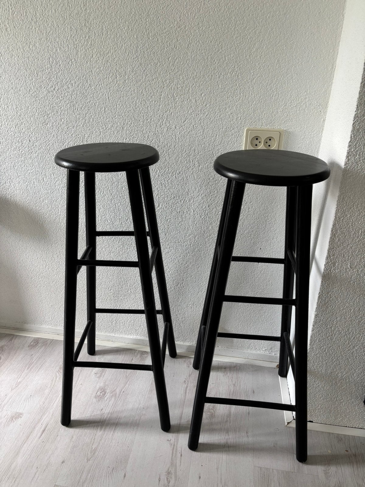 Twee houten barkrukken zwart 90cm hoog, Ophalen, Gebruikt, 60 tot 90 cm, Hout