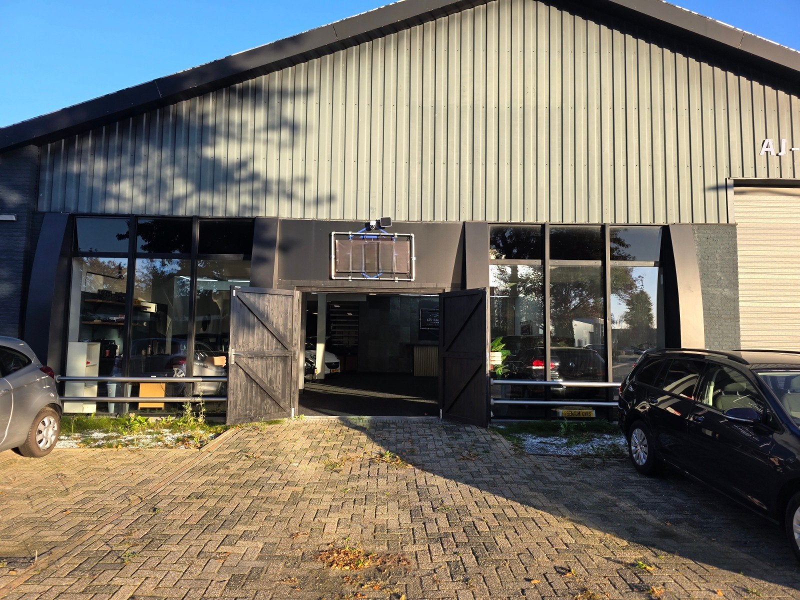 Bedrijfspand - Auto - Showroom met kantoorruimte, keuken en, Zakelijke goederen, 220 m², Huur, Showroom