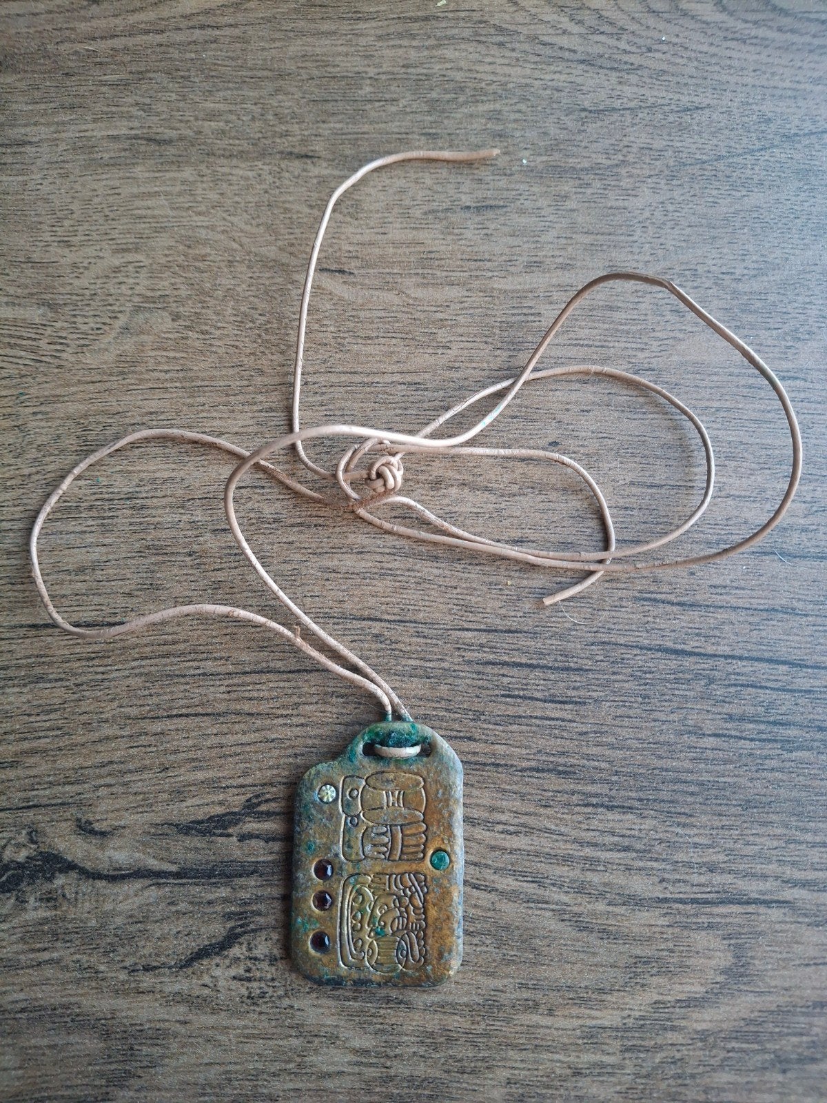 vintage messing of bronzen hanger Maya-hiërogliefenmet gekl, Ophalen of Verzenden, Gebruikt, Overige materialen