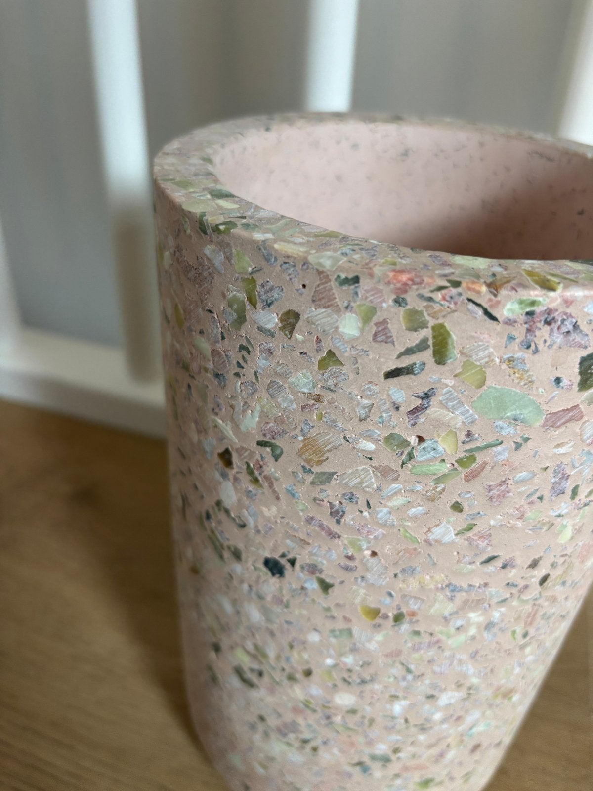 Zuiver Terrazzo Vaas Fajen Roze, Huis en Inrichting, Ophalen, Met patroon/structuur, 25 cm, Zo goed als nieuw