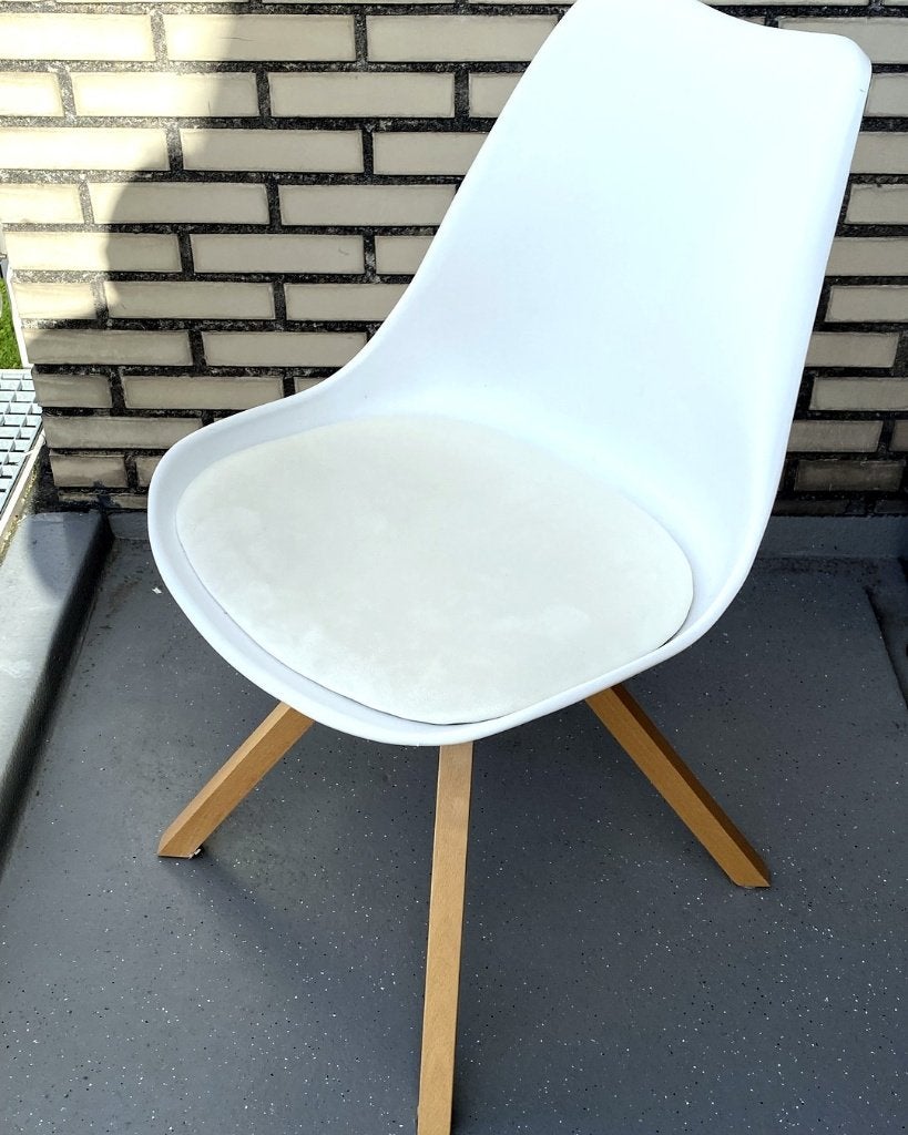 4 eetkamerstoelen (3 wit, 1 zwart) met leren zitkussen, Ophalen, Gebruikt, Wit, Vier