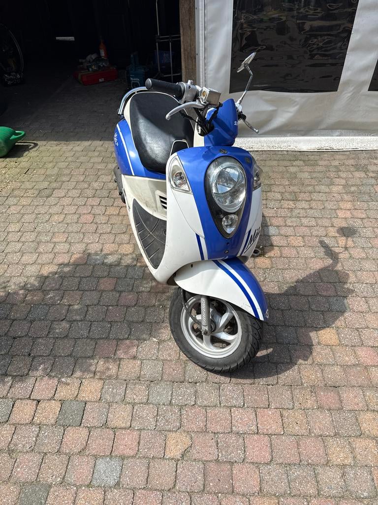 Sym Mio 50 Scooter - Blauw/Wit, Goede Staat, Mio, Maximaal 45 km/u, Ophalen of Verzenden, Zo goed als nieuw