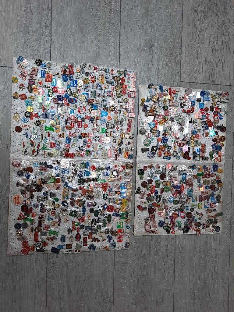 2 mappen met speldjes, Verzamelen, Speldjes, Pins en Buttons, Ophalen of Verzenden, Gebruikt, Overige onderwerpen, Speldje of Pin