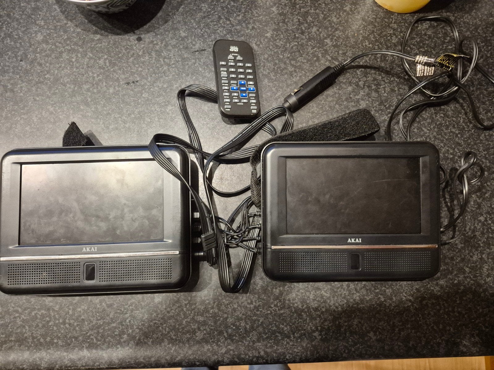 Akai draagbare DVD-speler met dubbel scherm, Ophalen, Gebruikt