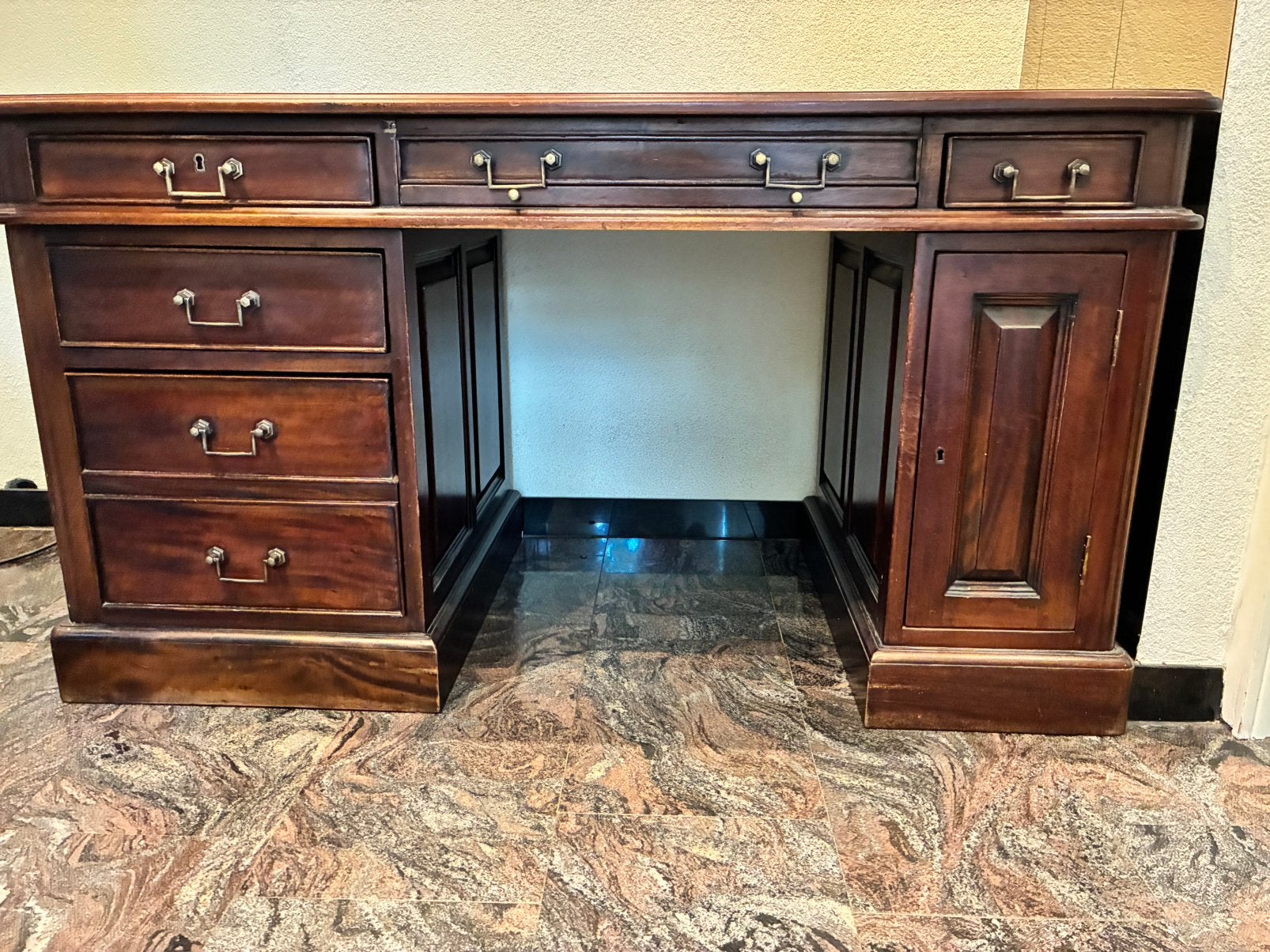 Bureau Mahonie hout. Frantzen, Ophalen, Gebruikt, Hout, Bruin