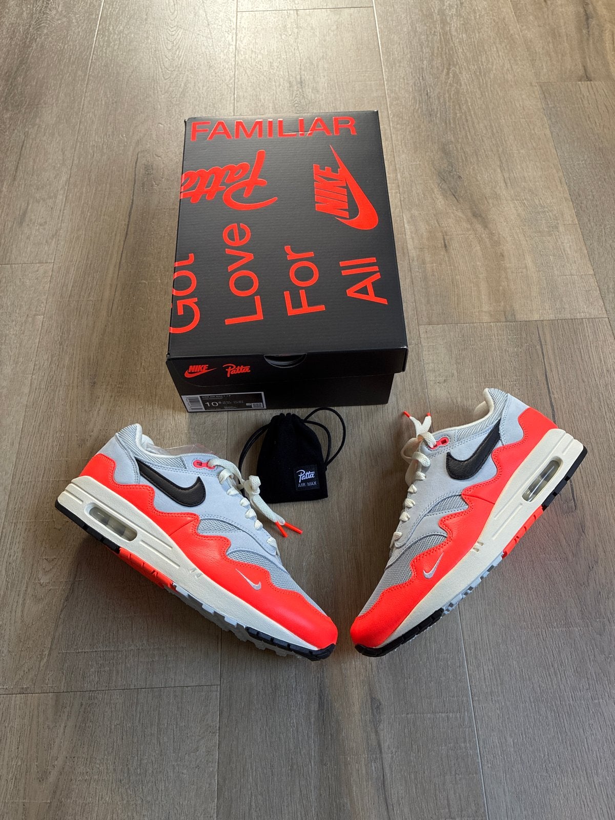 Patta x Nike Air Max 1 Hyper Crimson/Black-Pure Platinum, Ophalen of Verzenden, Nieuw, Overige kleuren, Sneakers of Gympen