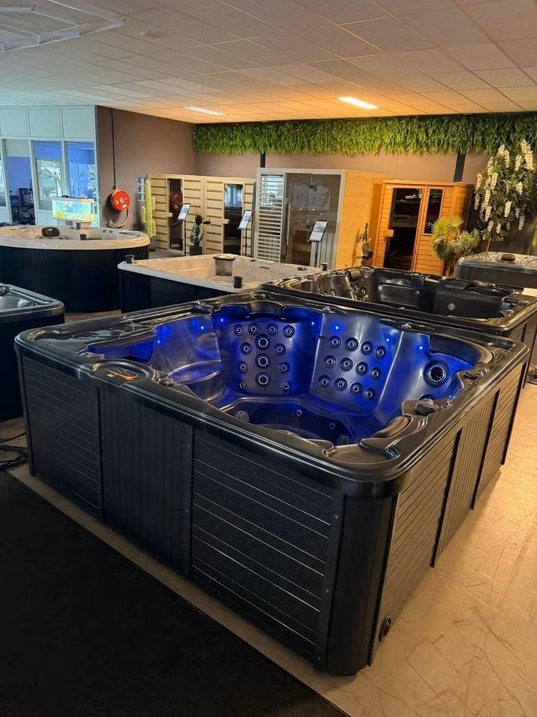 Jacuzzi / spa 230x230 –plug & play 220V– luxe + veel jets, Ophalen, Zo goed als nieuw, Trap, Vast