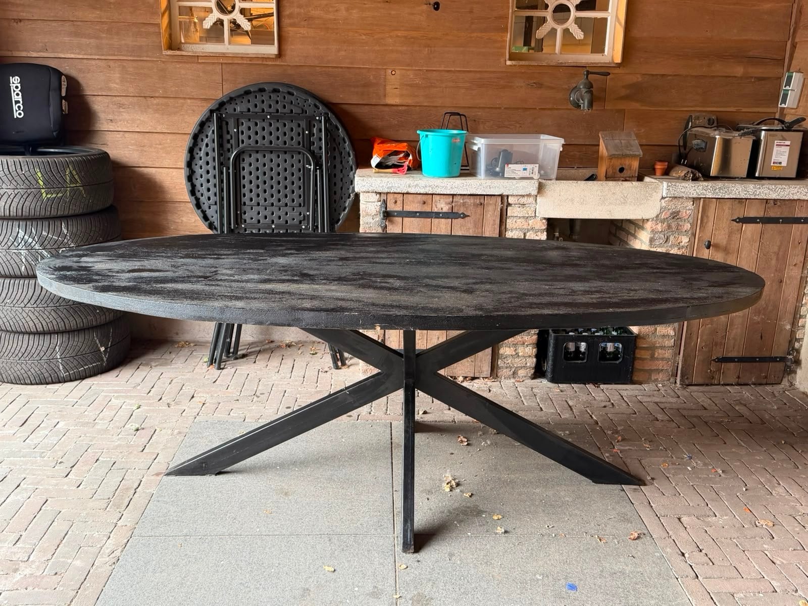 Ovale houten eettafel met zwart stalen matrix poot, Ophalen, 100 tot 150 cm, 200 cm of meer, Zo goed als nieuw