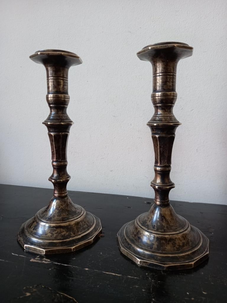 Vintage paar solidekandelaars met donker schildpad patina, Antiek en Kunst, Antiek | Kandelaars, Ophalen of Verzenden, Koper of Brons