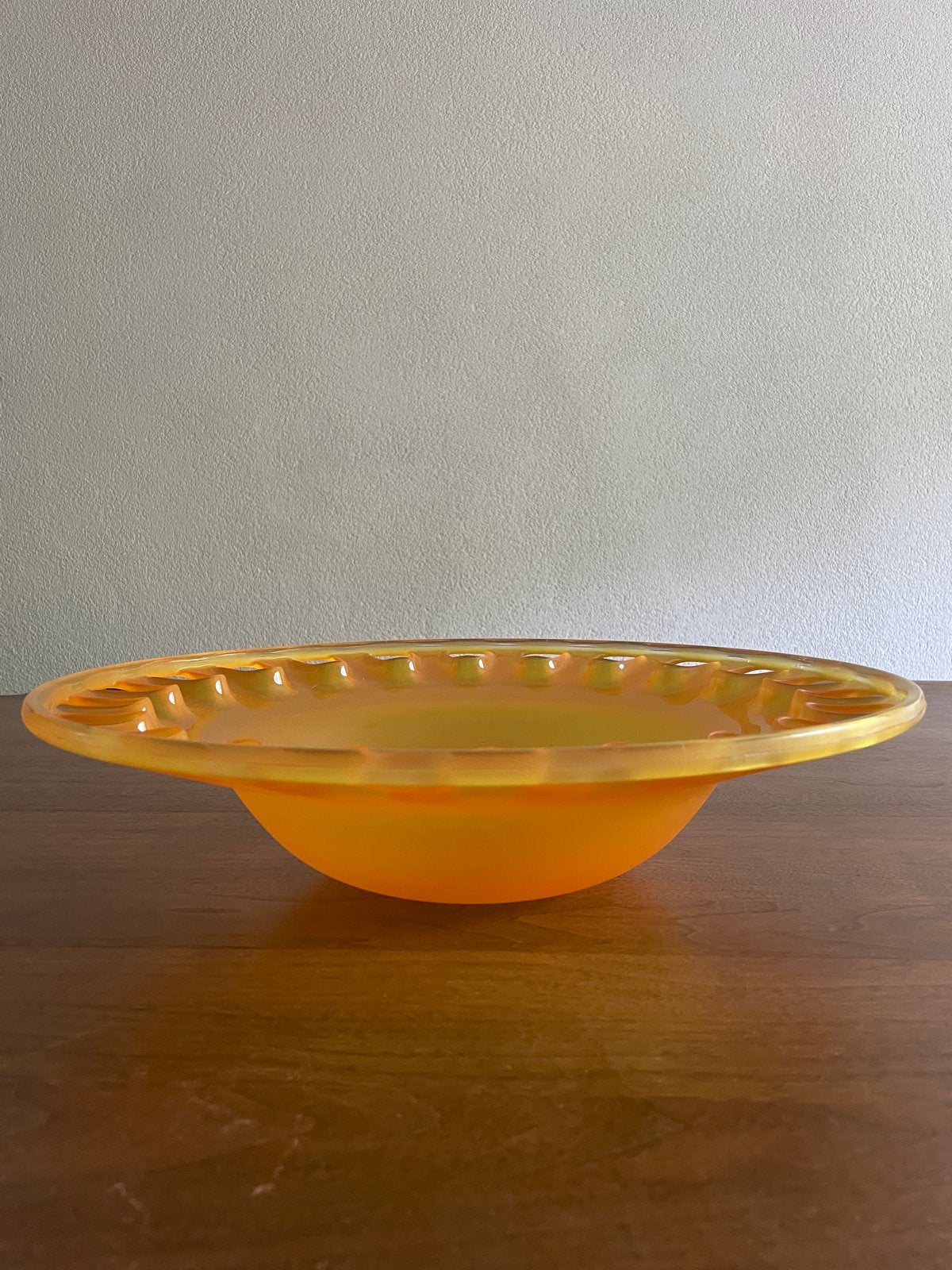 Vintage oranje glazen schaal 1970 opengewerkt rand, Ophalen, Rond, Glas