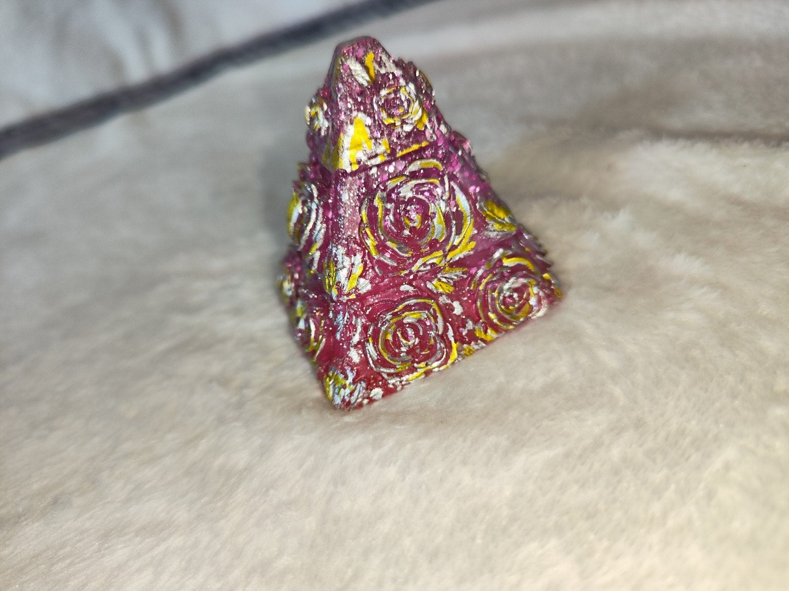 Handgemaakte epoxy piramide met rozenmotief, Handgemaakt, Nieuw, Meerkleurig, Kunststof