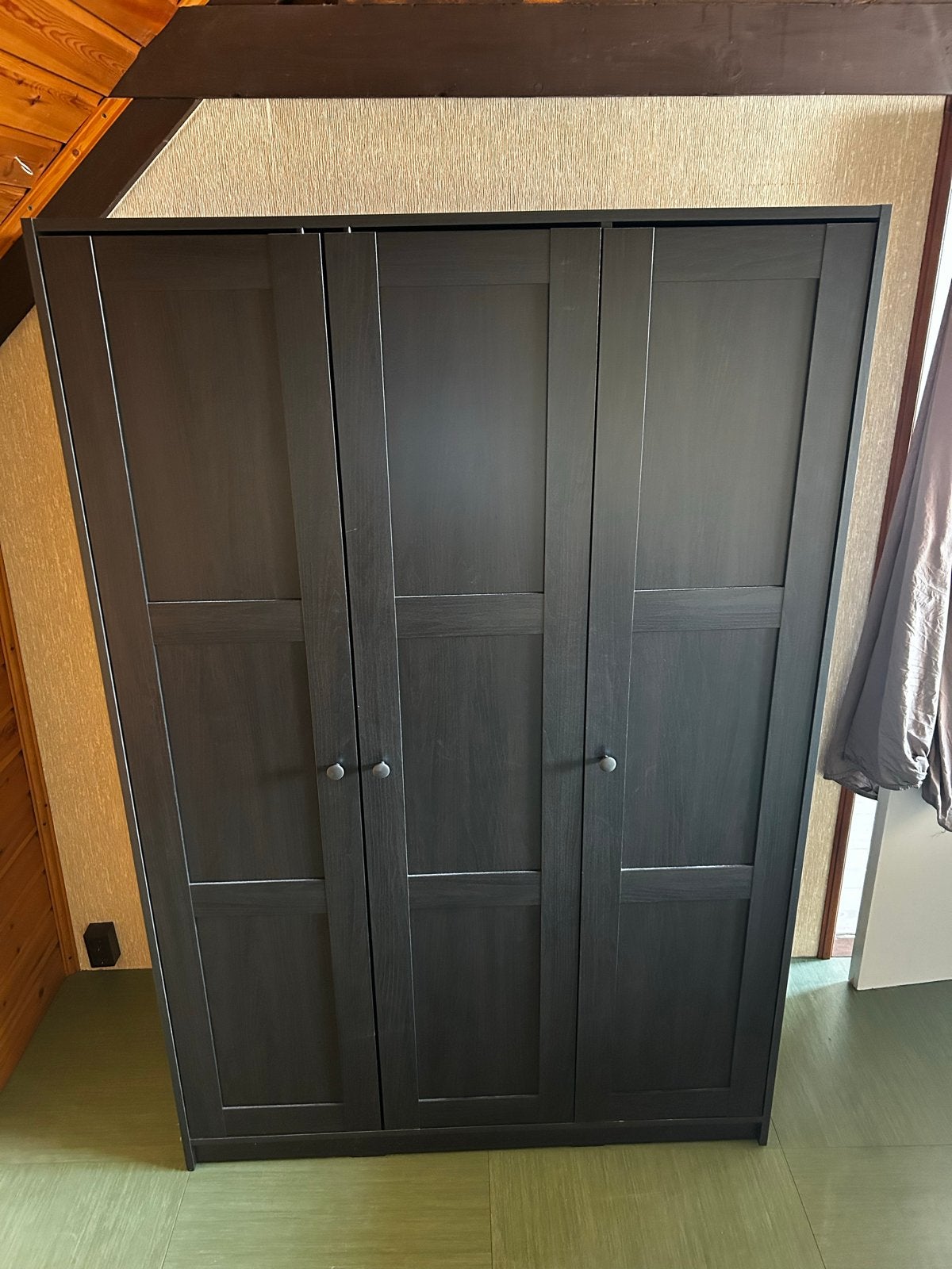 Donkerbruine Hemnes kledingkast met 3 deuren en hangruimte, Huis en Inrichting, Ophalen, Gebruikt, 100 tot 150 cm, 150 tot 200 cm