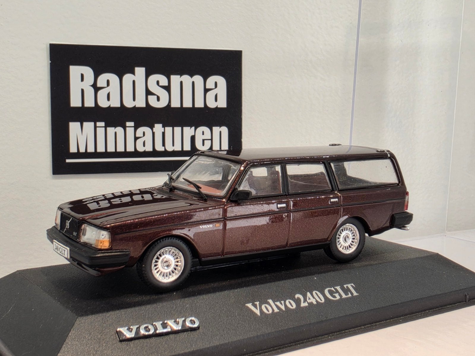 Volvo 240 GLT - Bordeauxrood - 1:43 Volvo Collection, Hobby en Vrije tijd, Overige merken, Atlas volvo collection, Auto, Ophalen of Verzenden