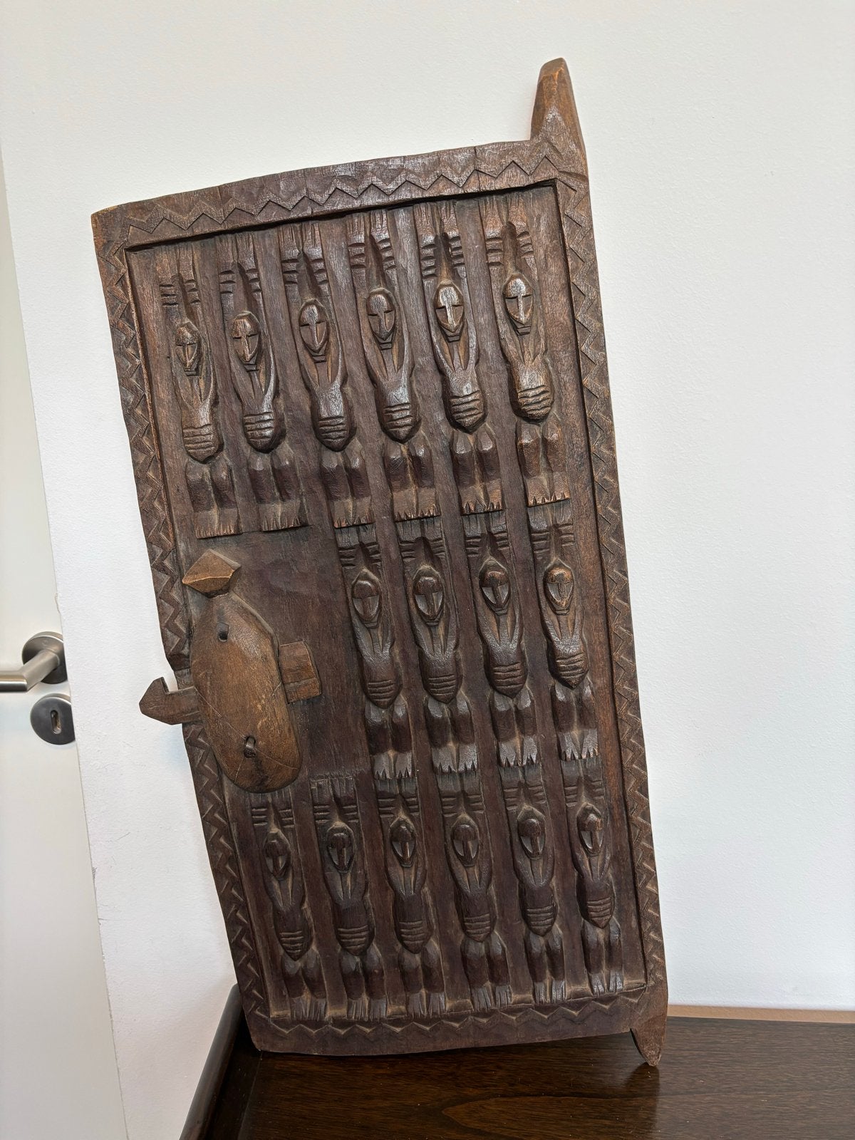 Authentieke Dogon Graanschuurdeur uit Mali - Handgesneden, Antiek en Kunst, Bruin, Afrika, Houtsnijwerk, Gesneden