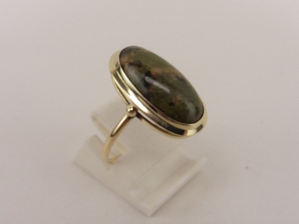 Gouden damesring met nefriet                             G42, 18 tot 19, ., Ophalen of Verzenden, .