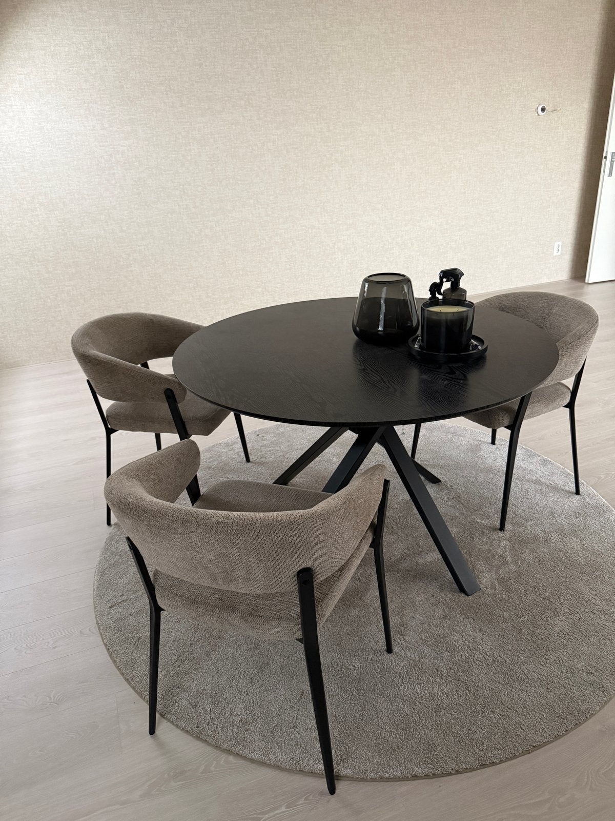 Set met tafel, stoelen en vloerkleed. Mag ook eventueel los., Huis en Inrichting, Tafels | Eettafels, Ophalen, Gebruikt, 100 tot 150 cm