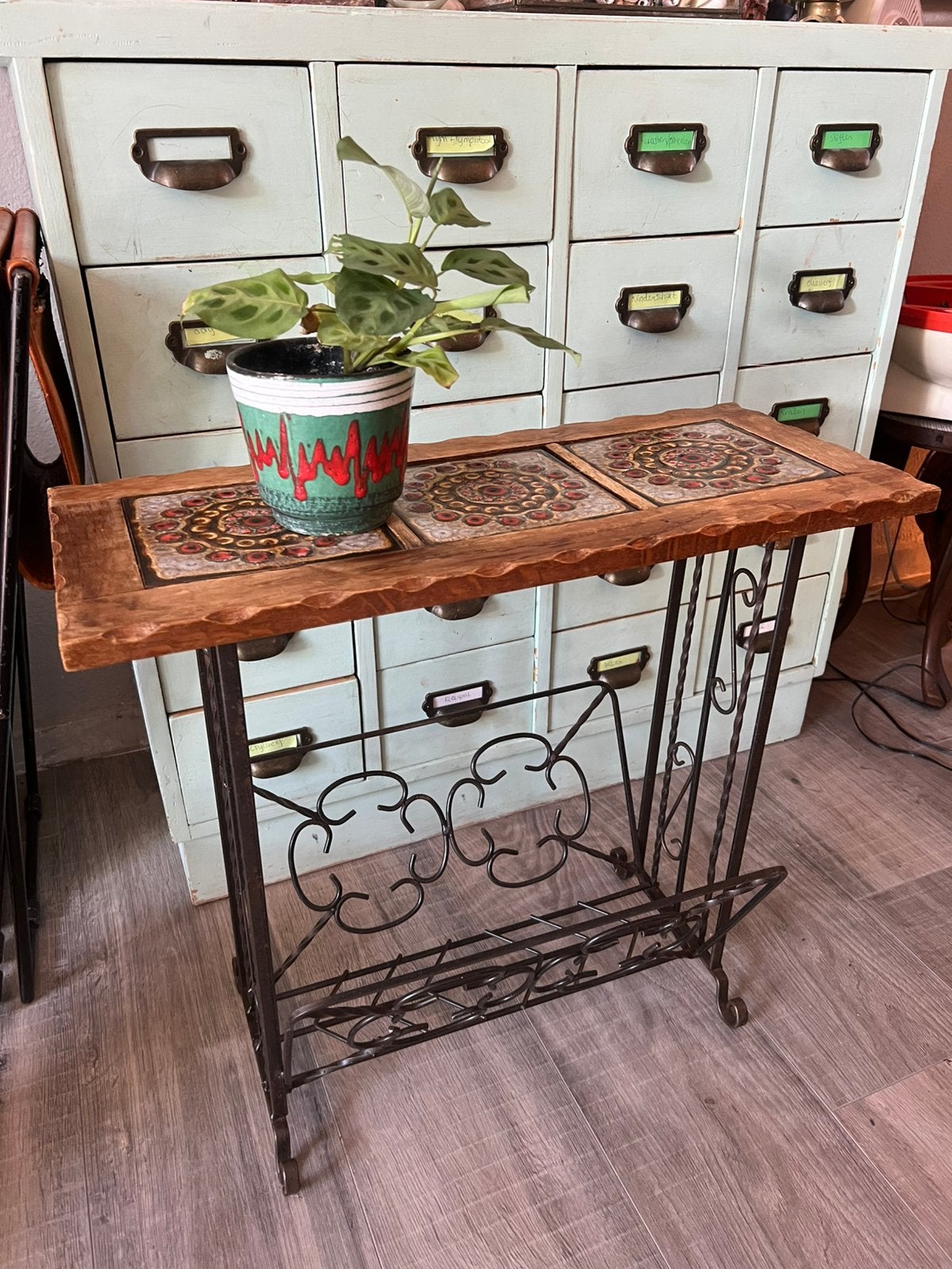Vintage plantentafeltje tegels gietijzer houten krantenbak, Ophalen of Verzenden, Zo goed als nieuw