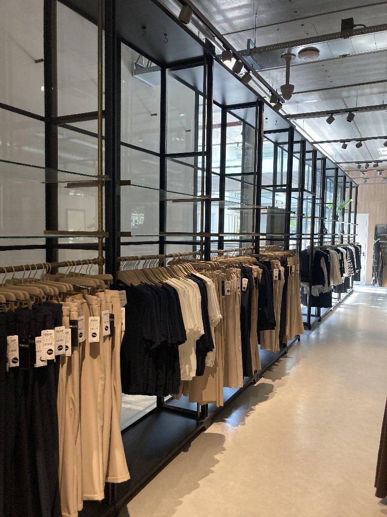Kleding/winkel inrichting in goede staat., Ophalen