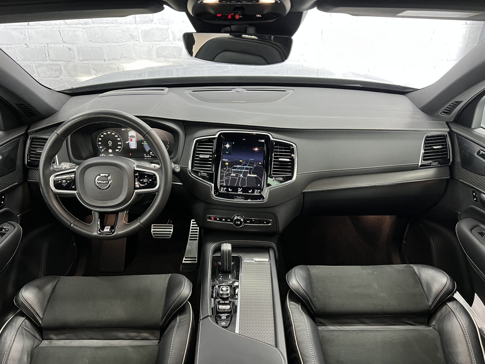 Volvo XC90 2.0 T8 PHEV AWD R-Design Luchtvering Pano Trekhaa, Gebruikt, Zwart, 4 cilinders, 1969 cc
